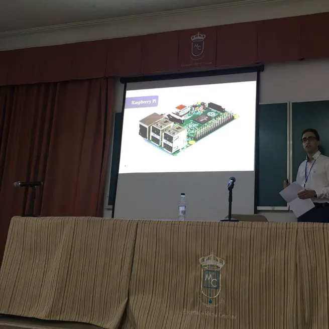 A methodology for monitoring traffic flow and air pollution in urban areas